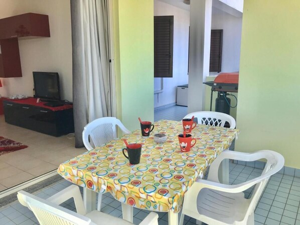 Outdoor dining - Two Bedroom Apartment 5B2 5 (ISCA SULLO IONIO)
