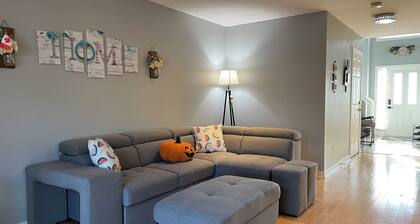 Lovely & cozy 3Bdr | 7 person| 2baths | 1 free driveway parkings | street pkgs