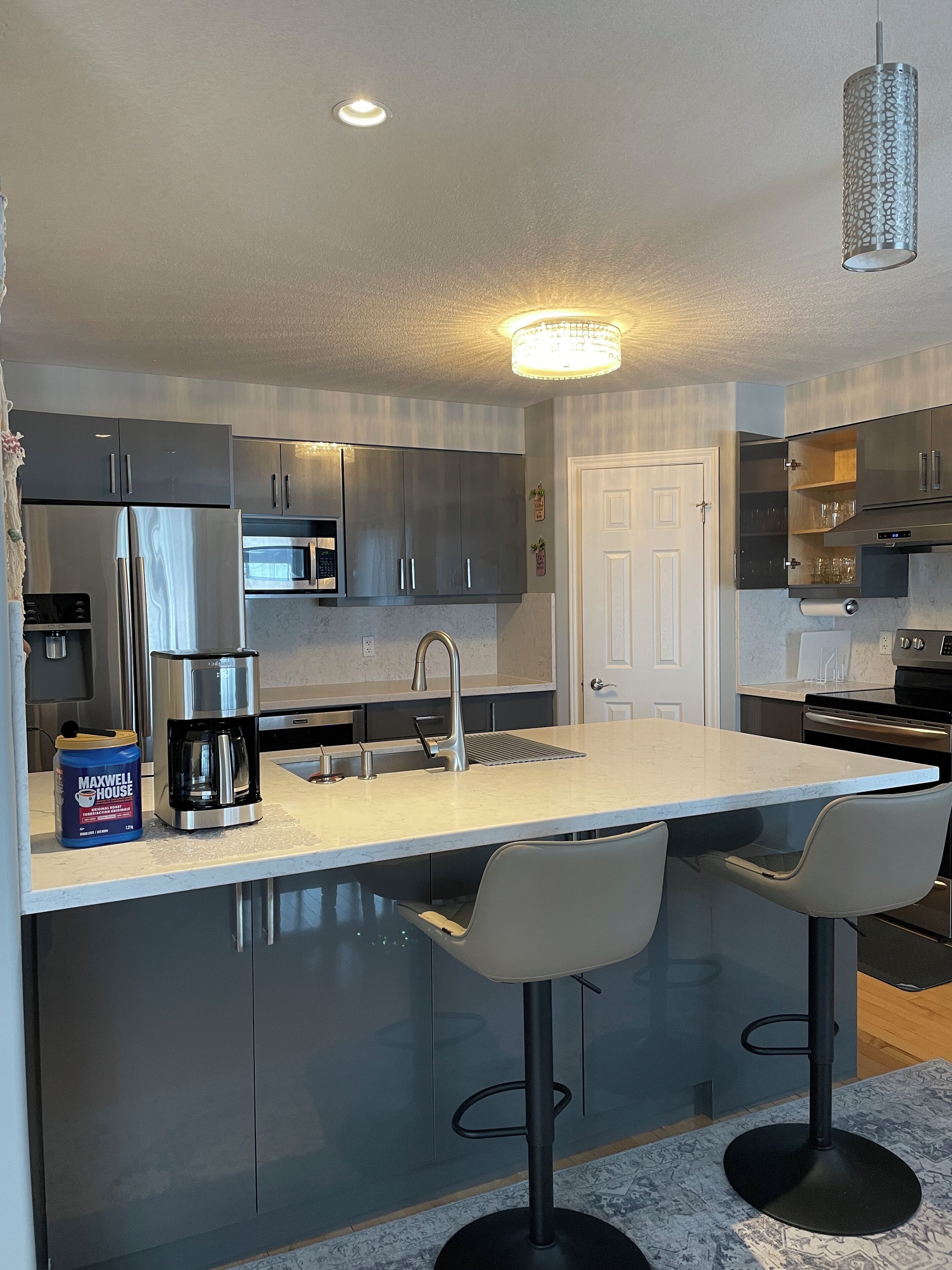 Kühlschrank, Mikrowelle, Ofen, Herdplatte