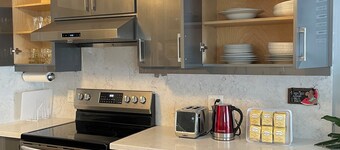 Lovely & cozy 3Bdr | 7 person| 2baths | 1 free driveway parkings | street pkgs