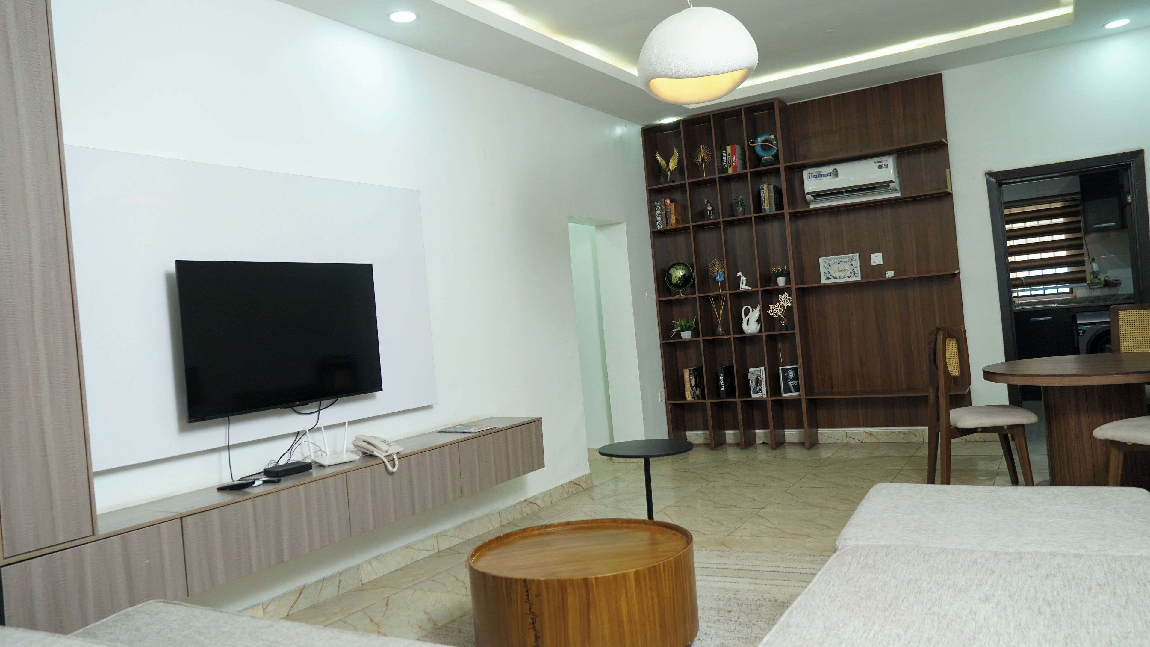 Appartamento Business, 2 camere da letto, balcone | Area soggiorno | Smart TV 40 pollici con canali satellitari, Netflix