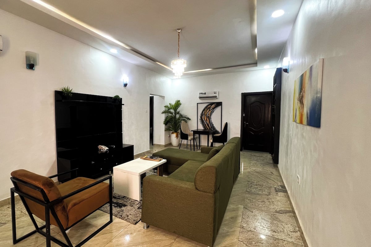 Căn hộ Executive, 3 phòng ngủ, có phòng tắm riêng | Khu phòng khách | Smart TV 40-inch có truyền hình vệ tinh, Netflix, dịch vụ stream