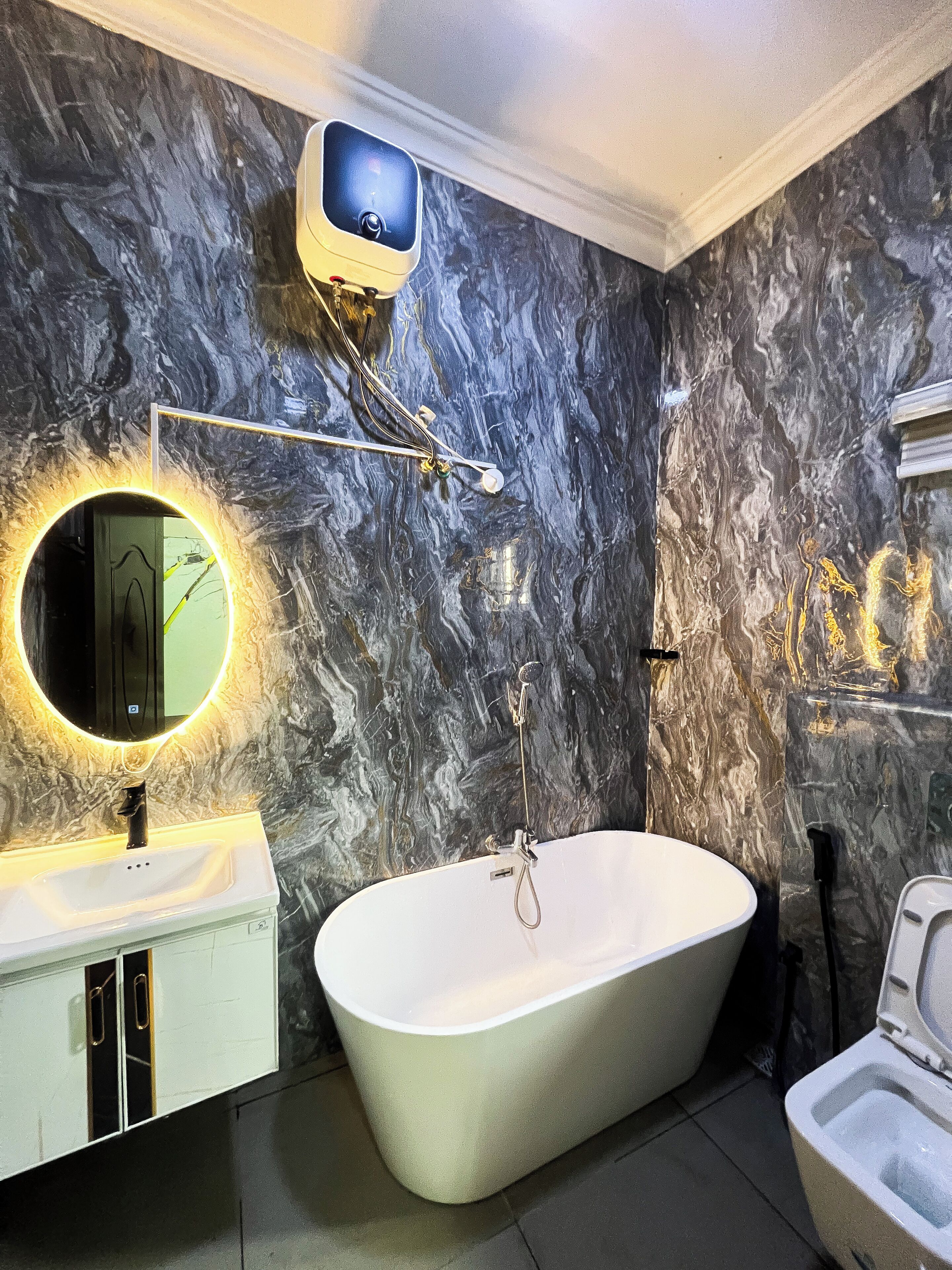 Business Apartment, 2 Bedrooms, Balcony | Bathroom | Shower, rainfall showerhead, free toiletries, bathrobes