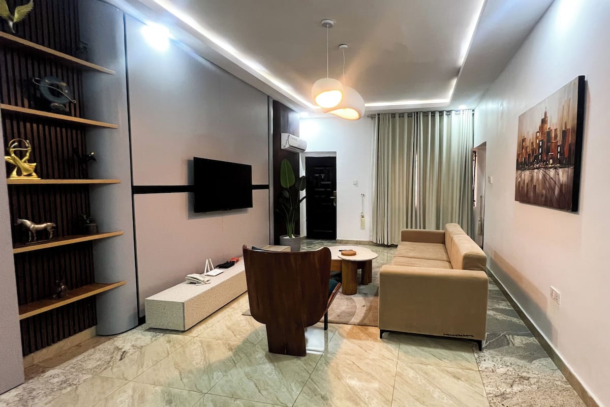 Căn hộ Cao cấp, 3 phòng ngủ, ban công | Khu phòng khách | Smart TV 40-inch có truyền hình vệ tinh, Netflix, dịch vụ stream