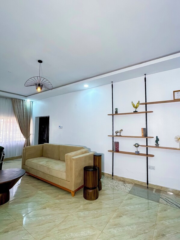 شقة سوبيريور - بشرفة | منطقة المعيشة | تلفزيون ذكي بحجم 40-بوصة يعرض قنوات فضائية، برامج وأفلام نتفليكس