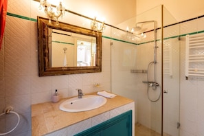 Kostenlose Toilettenartikel, Seife, Shampoo, Toilettenpapier
