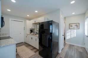 冰箱、微波炉、烤箱、炉灶