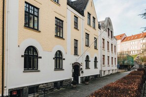 Exterior - Balcony & Sea Views l 800 m to Bryggen (Bergen)