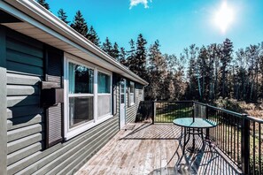 Terrace/patio - Charming 3-bedroom, water view cottage, with AC, WiFi & outdoor shower (York)