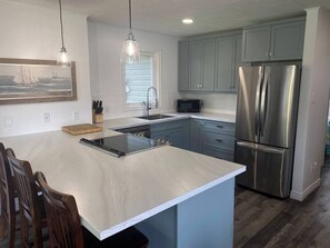 Private kitchen - Charming 3-bedroom, water view cottage, with AC, WiFi & outdoor shower (York)