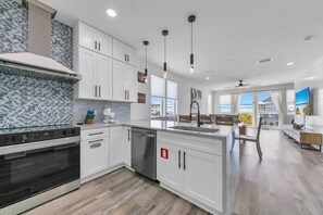 Fridge, microwave, oven, stovetop - ☀️Stunning 6BR Home-Private Pool-Across from Beach-Golden Seashell East☀️ (Panama City Beach)
