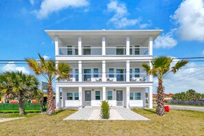 Exterior - ☀️Stunning 6BR Home-Private Pool-Across from Beach-Golden Seashell East☀️ (Panama City Beach)