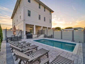 A heated pool - ☀️Stunning 6BR Home-Private Pool-Across from Beach-Golden Seashell East☀️ (Panama City Beach)