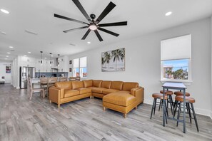 Smart TV - ☀️Stunning 6BR Home-Private Pool-Across from Beach-Golden Seashell East☀️ (Panama City Beach)