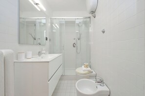 Dusche, Haartrockner, Bidet, Handtücher