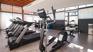 A gym with treadmills, weight machines, and a mirrored wall. - Vossa Bossa Pop Pinheiros (São Paulo)