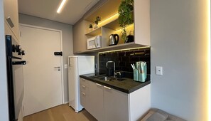 Apartemen Comfort, balkon | Dapur pribadi | Lemari es kecil, microwave, kompor, dan peralatan masak/sendok-piring