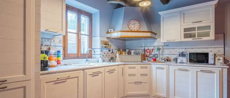 Villa, Patio, Garden View | Private kitchen | Fridge, microwave, oven, stovetop