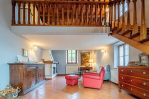 Villa, Patio, Garden View | Living area | 32-inch flat-screen TV with cable channels - Casa Michela Casalguidi Garden Wifi (Serravalle Pistoiese)