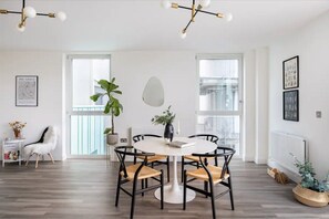 Apartment | Dining - Stylish London Flat - Private Terrace - City View (London)