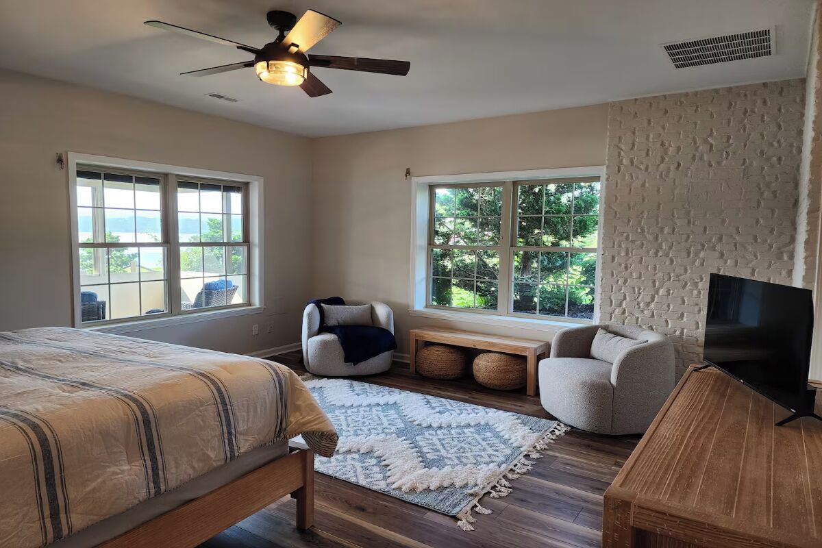 4 bedrooms, desk, iron/ironing board, travel cot