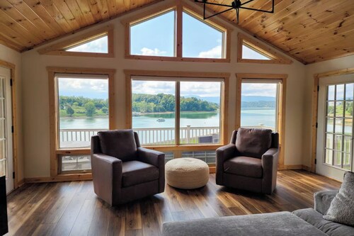 *Amazing Lake-Front 4BD Lodge w/ VIEWS + Hot Tub!*