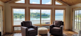 *Amazing Lake-Front 4BD Lodge w/ VIEWS + Hot Tub!*