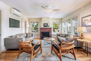 TV - Steps away from Downtown OGT! (Ogunquit)