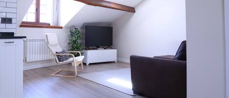 Appartement Luxe, vue ville | Coin séjour | TV connectée de 50 pouces avec chaßnes par cùble