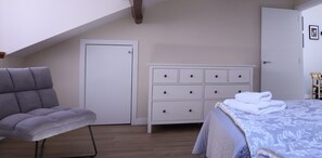 Luxury-Apartment, Stadtblick | Bügeleisen/Bügelbrett, kostenloses WLAN