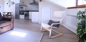 Apartamento de lujo, vistas a la ciudad | Zona de estar | Smart TV de 50 pulgadas con canales por cable