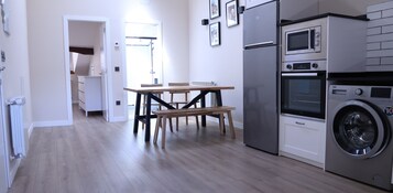 Apartamento de lujo, vistas a la ciudad | Zona de estar | Smart TV de 50 pulgadas con canales por cable