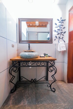 Shower, hair dryer, bidet, towels - Casa Santa Margarita - 15 minutes from downtown Antigua Guatemala! (Antigua Guatemala)