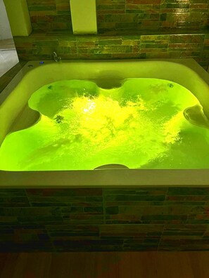 Indoor spa tub - Beautiful 3-bedroom apartment in enjoyable Banos with Jacuzzi (Banos)