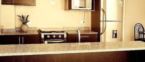 Kjøleskap, mikrobølgeovn, ovn og kokeplater