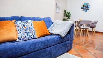 Căn hộ dành cho gia đình, bếp nhỏ, quang cảnh núi | Khu phòng khách