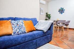 Departamento familiar, cocineta, vista a la montaña | Área de sala de estar