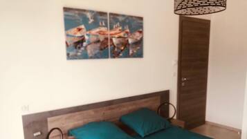 1 slaapkamer, een strijkplank/strijkijzer, beddengoed