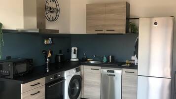 Een koelkast, een microgolfoven, een oven, een kookplaat