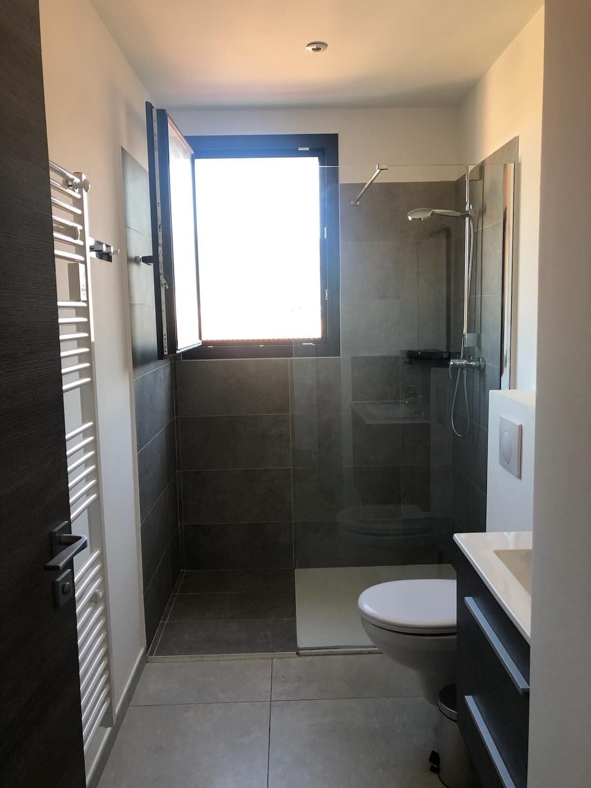 Een haardroger, handdoeken