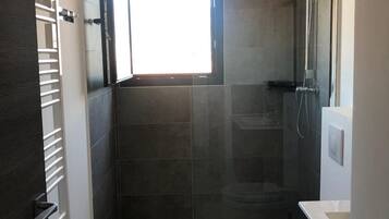 Een haardroger, handdoeken