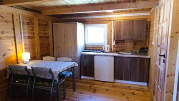 Kaffe- och tebryggare, kylskåp, spishäll och matbord