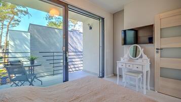 2 bedrooms, iron/ironing board, travel cot, free WiFi