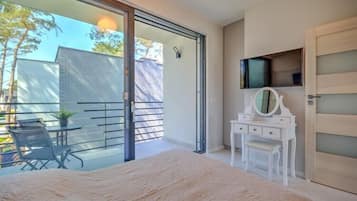 2 bedrooms, iron/ironing board, travel crib, free WiFi
