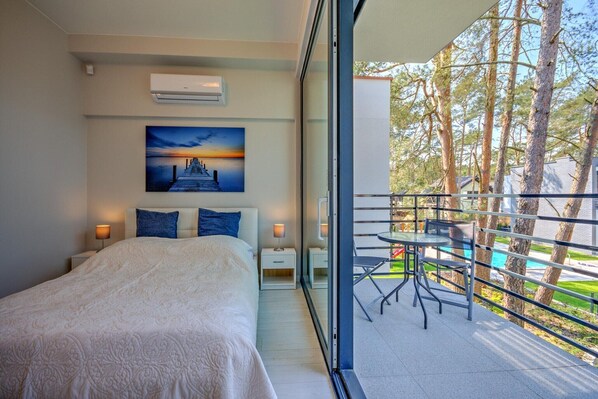 2 bedrooms, iron/ironing board, travel crib, WiFi (free)
