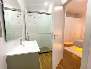 Douche, sèche-cheveux, bidet, serviettes fournies