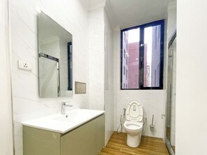 Douche, sèche-cheveux, bidet, serviettes fournies