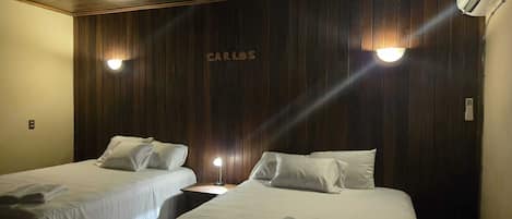 3 camere, una scrivania, ferro/asse da stiro, culla da viaggio