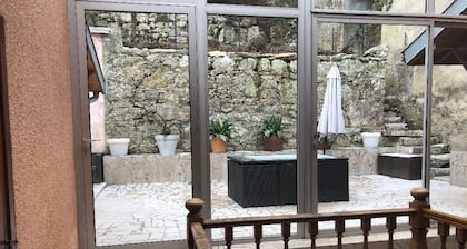 Studio meublé refait a neuf avec vue superbe sur montagne depuis la terrasse