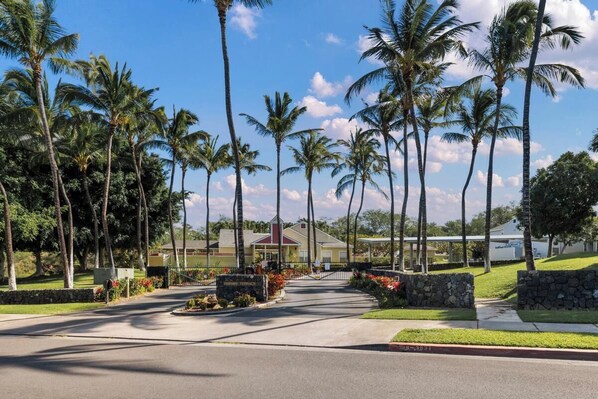 Property grounds - Relaxing Fairway Terrace Getaway – 2BR/2BA + Twin Sleeper Sofa (Waikoloa Village)
